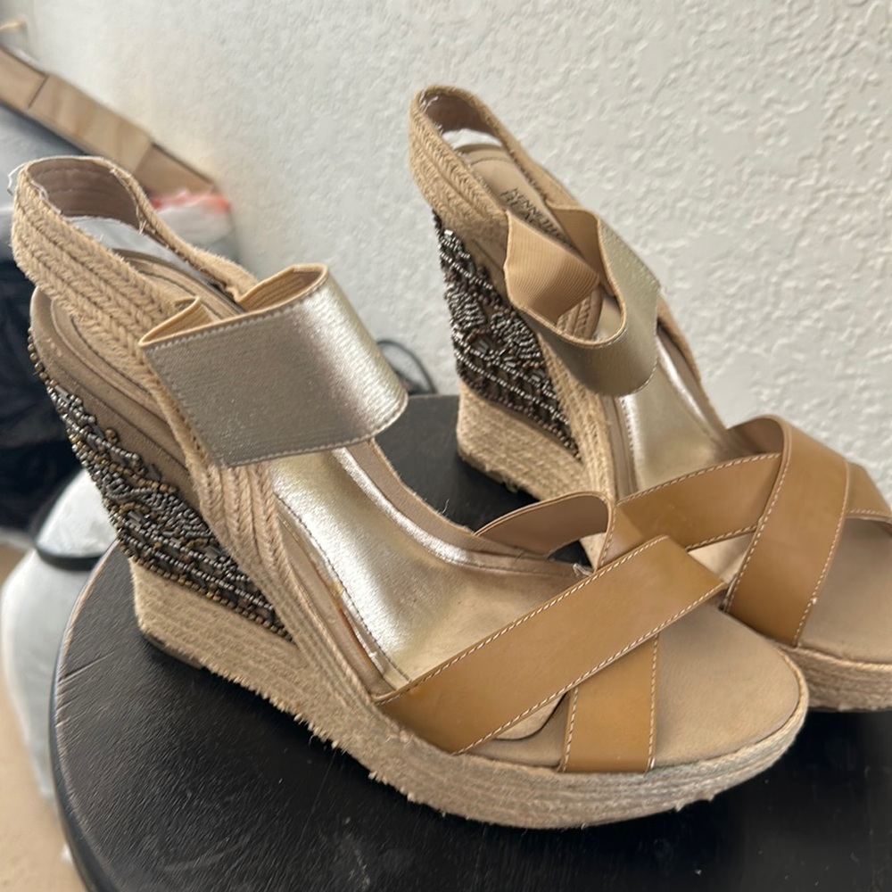 Kenneth Cole Reaction Live Fast Womens Gold Textile Wedge Sandals Size 9 1/2